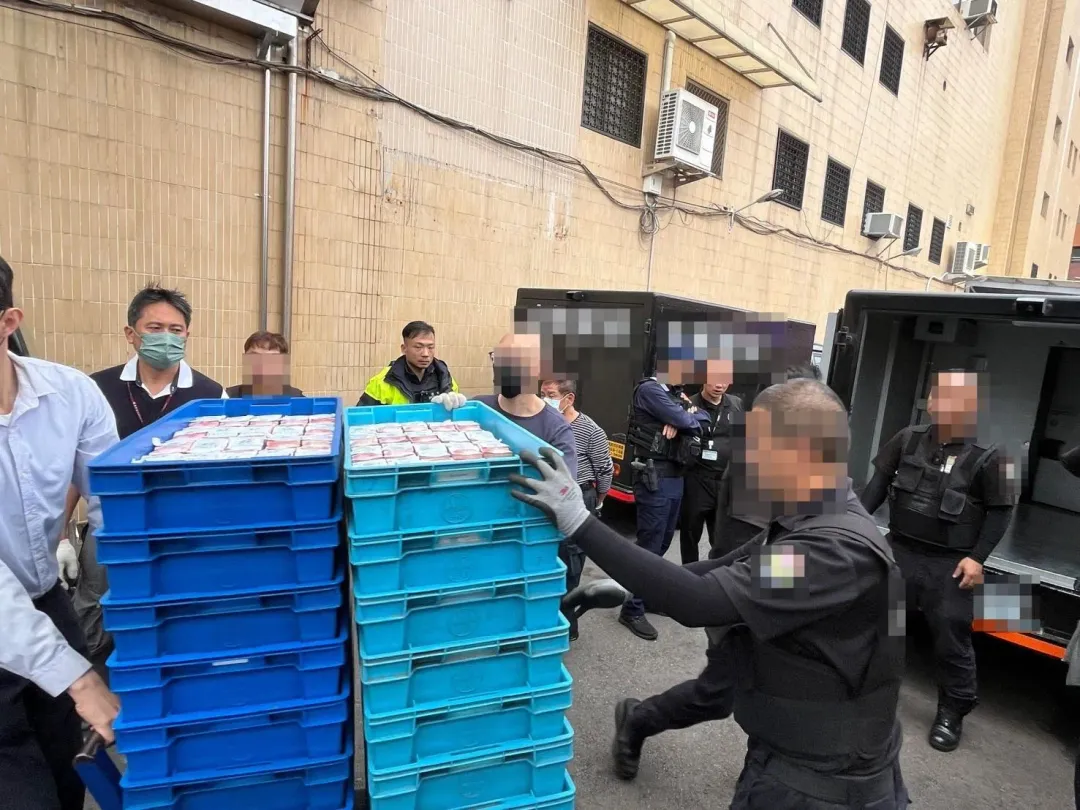 台中市南屯區一家保全業者在過年期間收取保管超過20億現金，3日上午申請轄區警方護鈔。（圖／警方提供）