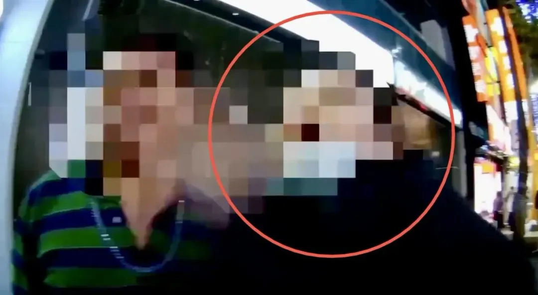 女子飆罵髒話並出手推警遭逮捕送辦。（圖／翻攝畫面）