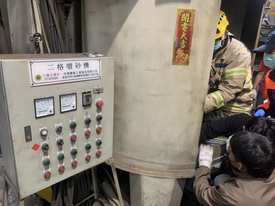 男子右手夾困機具手腕變形。(圖/翻攝畫面)