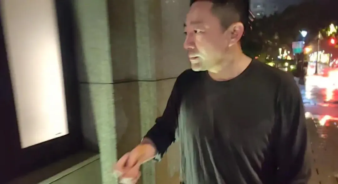 汪小菲表情有些無神。(圖/中天新聞)