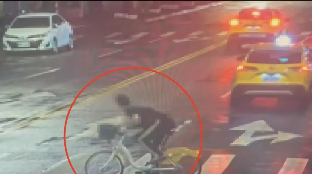 嫌犯犯案前後騎乘Ubike被監視器拍下鎖定身分。（圖／翻攝畫面）