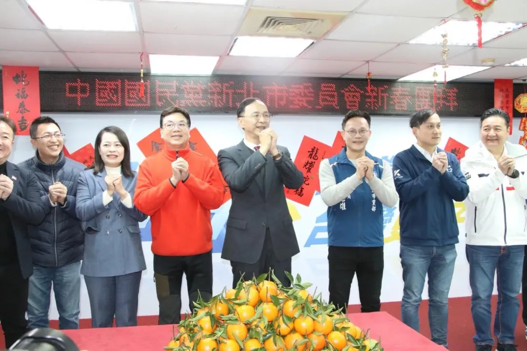 新北市副市長劉和然(左四著紅衣者)參加國民黨新北市黨部春節團拜，站在黨主席朱立倫(右四)身旁。（圖／國民黨提供）