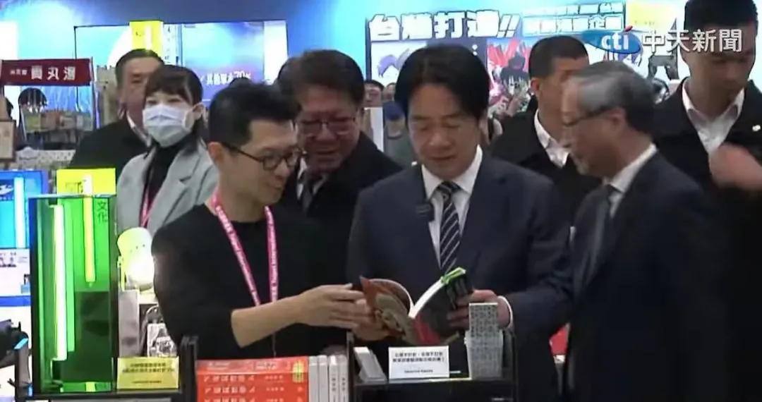 總統賴清德逛台北國際書展並選購書籍。(圖／中天新聞)