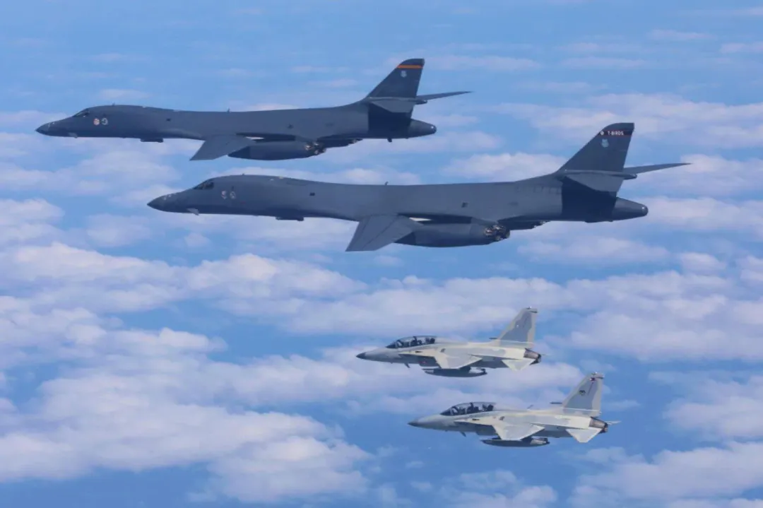 美菲空軍今天在南海上空進行聯合巡邏。（圖／翻攝Facebook「Philippine Air Force」）