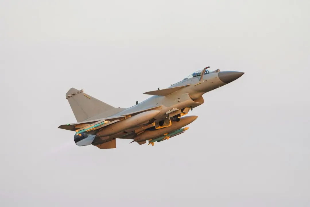 南部戰區在黃岩島空域進行例行巡航。圖為南部戰區空軍航空兵某部組織飛行訓練資料照。（圖／翻攝微博@南部戰區）