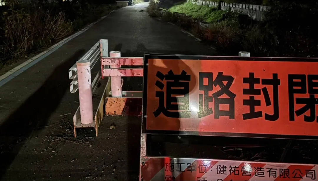朱女與賴男兩人初時對李男的去向避而不談，警方經過長時間偵訊後，才從兩人口中得知李男的屍體被棄置在附近的圳溝內。（圖/警方提供）