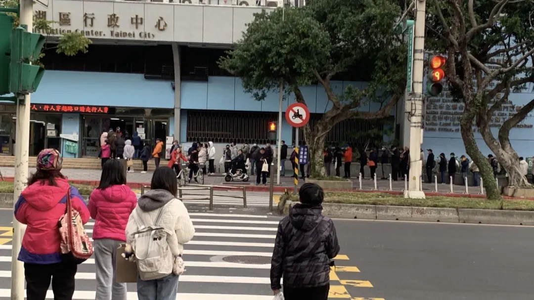 內湖區行政中心外面排滿要打流感疫苗的民眾。(圖/中天新聞,下同)