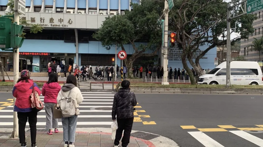 台北市政府衛生局統計,截至4日上午9時庫存量約6,200劑,預估將於近日使用完畢。(圖/中天新聞)