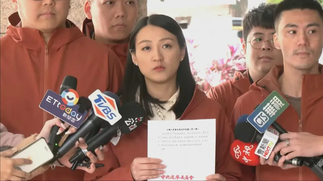 罷免團體「蟾蜍剋星」赴中選會遞交罷免吳沛憶第一階段連署書。（圖／中天新聞）