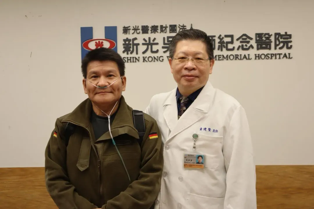 蔡姓患者與黃建賢醫師。（圖／新光醫院提供）