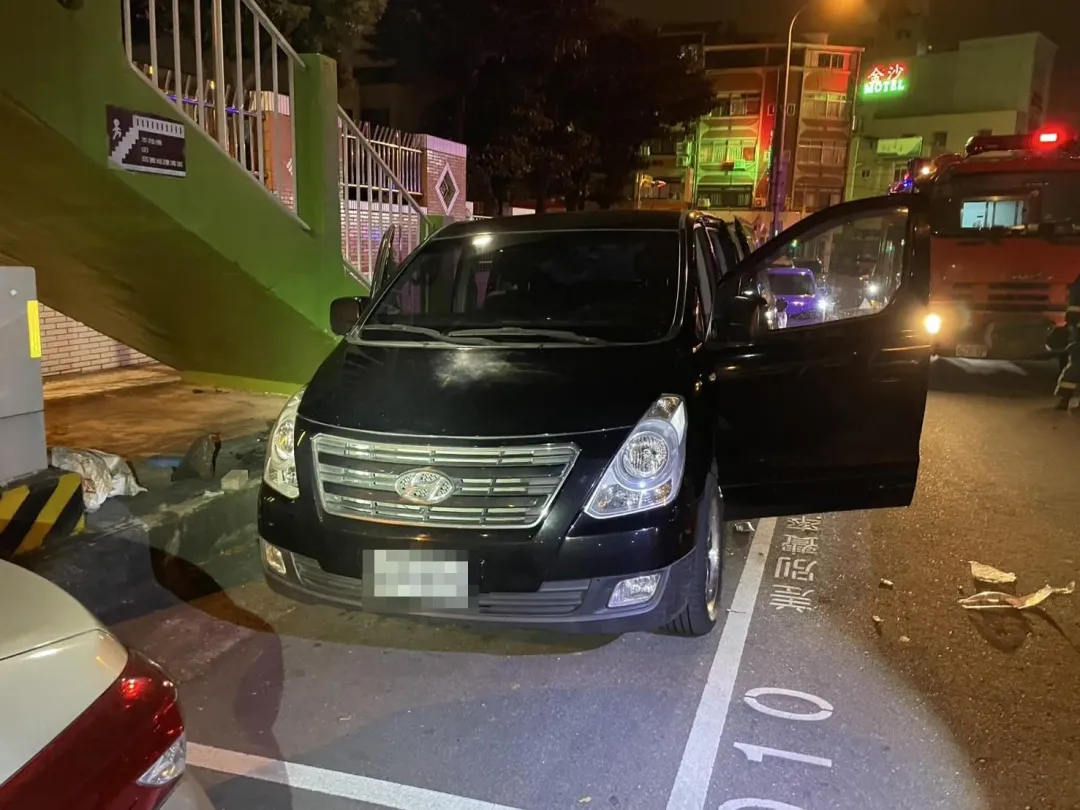 台中市北區太平國小旁停車格，傳出男子在車上死亡。（圖／翻攝畫面）
