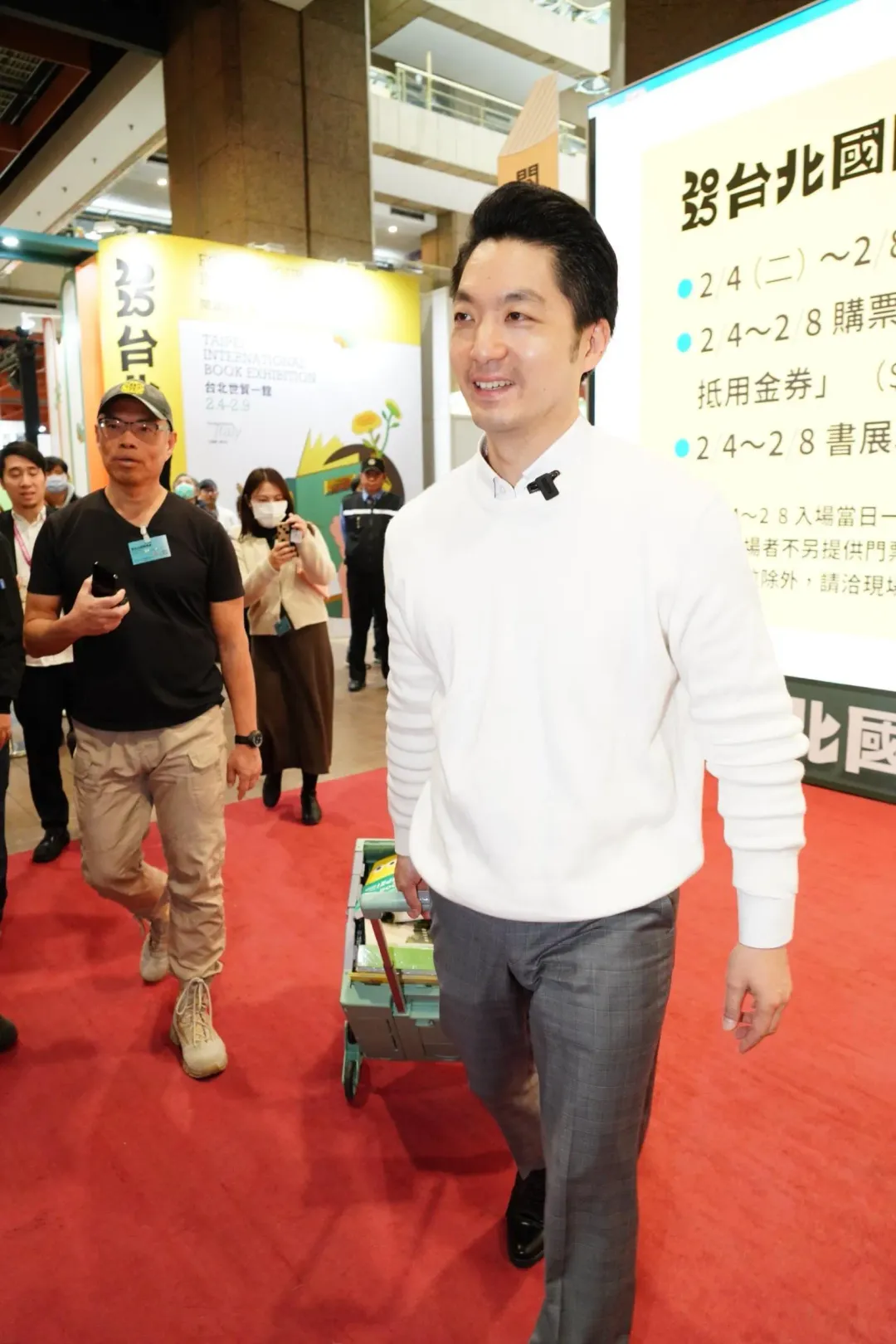 蔣萬安親自選購20本書籍。(圖/台北市政府提供)