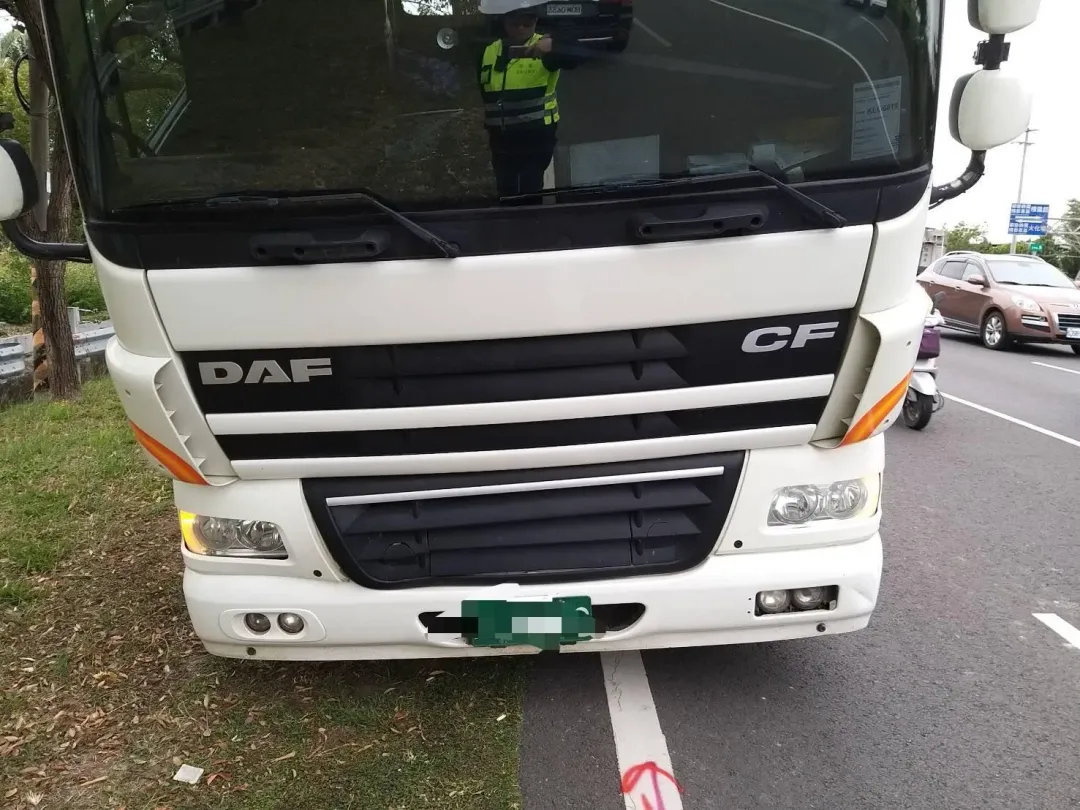 拖板車鋼筋未固定好，車輛煞車時，導致鋼筋位移，朝車頭撞擊。（圖／翻攝畫面）