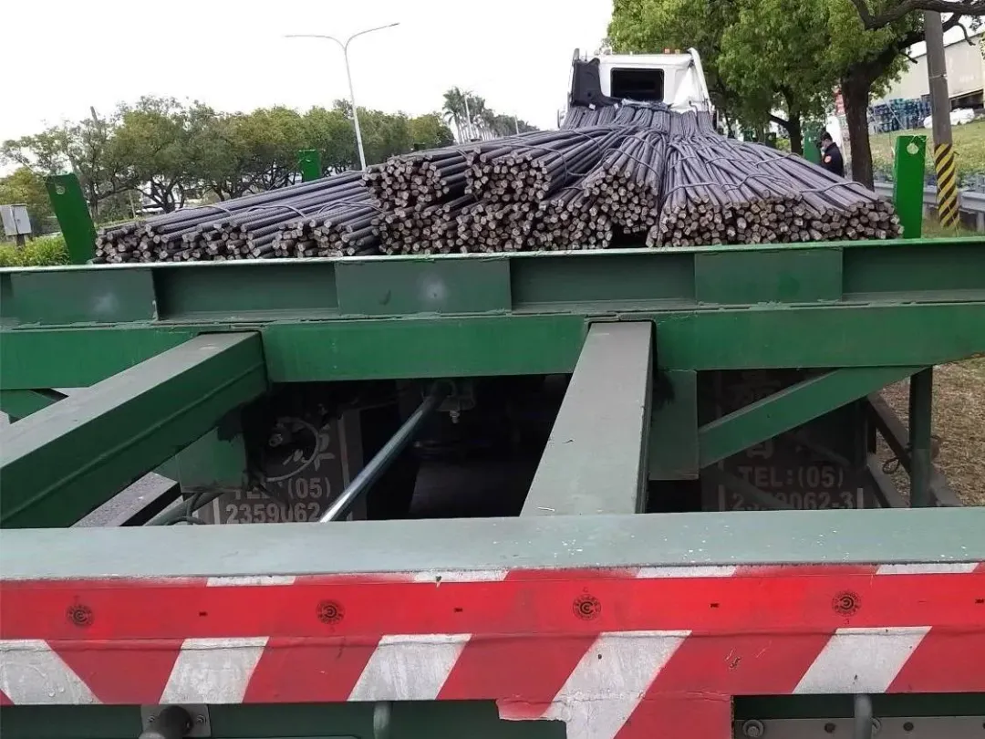 拖板車鋼筋未固定好，車輛煞車時，導致鋼筋位移，朝車頭撞擊。（圖／翻攝畫面）