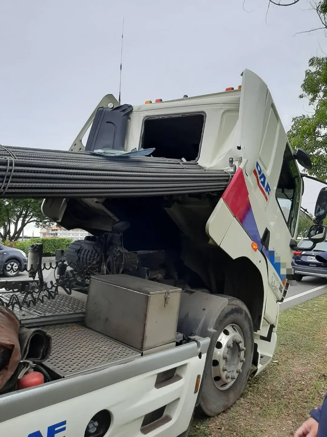 拖板車鋼筋未固定好，車輛煞車時，導致鋼筋位移，朝車頭撞擊。（圖／翻攝畫面）