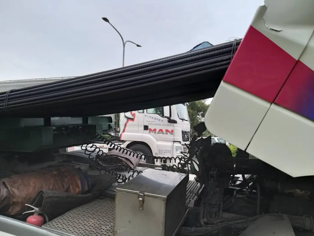 拖板車鋼筋未固定好，車輛煞車時，導致鋼筋位移，朝車頭撞擊。（圖／翻攝畫面）