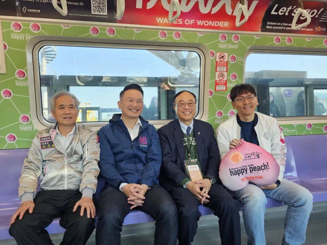 由桃園市政府、觀光署與桃園捷運公司合作推出的「快樂桃子號」如同大型遊園列車，邀請國人一同來「2025台灣燈會在桃園」。（圖／桃園市政府提供）