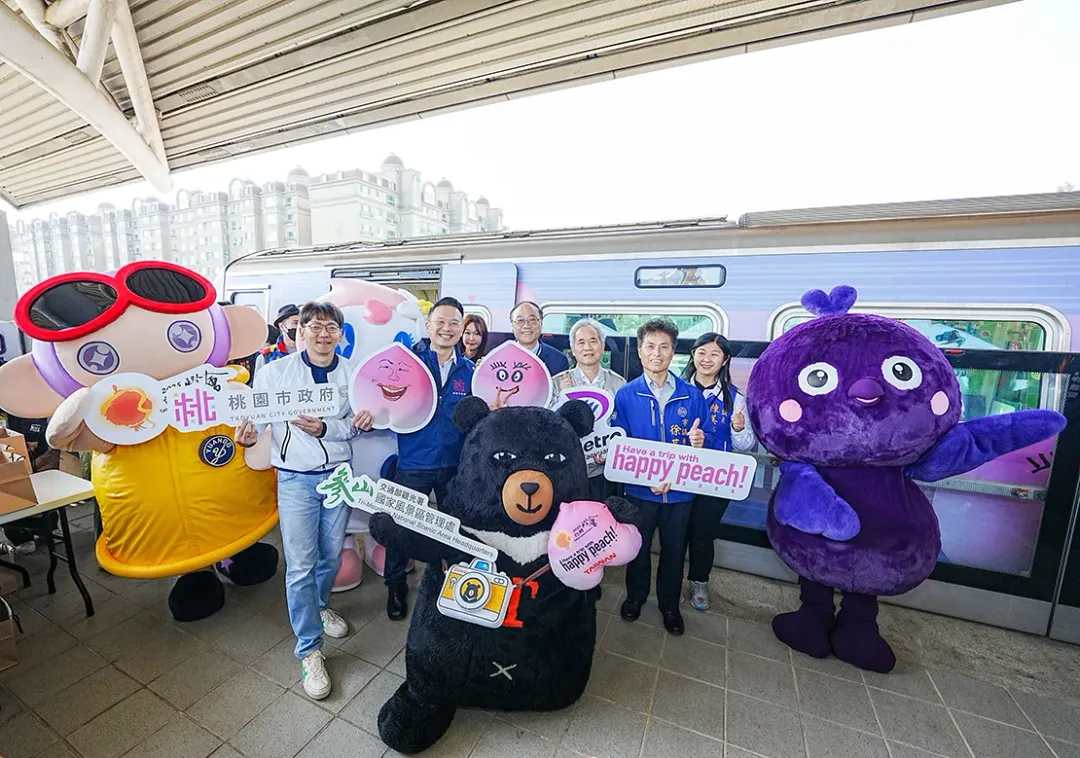 「快樂桃子號」首航日，邀請桃園超萌吉祥物宇宙版ㄚ桃園哥、觀光署喔熊組長與桃捷吉祥物鶇鶇一同站台。（圖／桃園市政府提供）