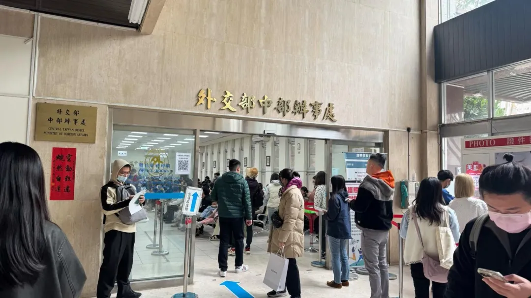 先前政院中部執行長莊競程稱說中部人要辦護照得北上，結果現實情況並非如此。（圖／「海邊睡睡念」臉書）