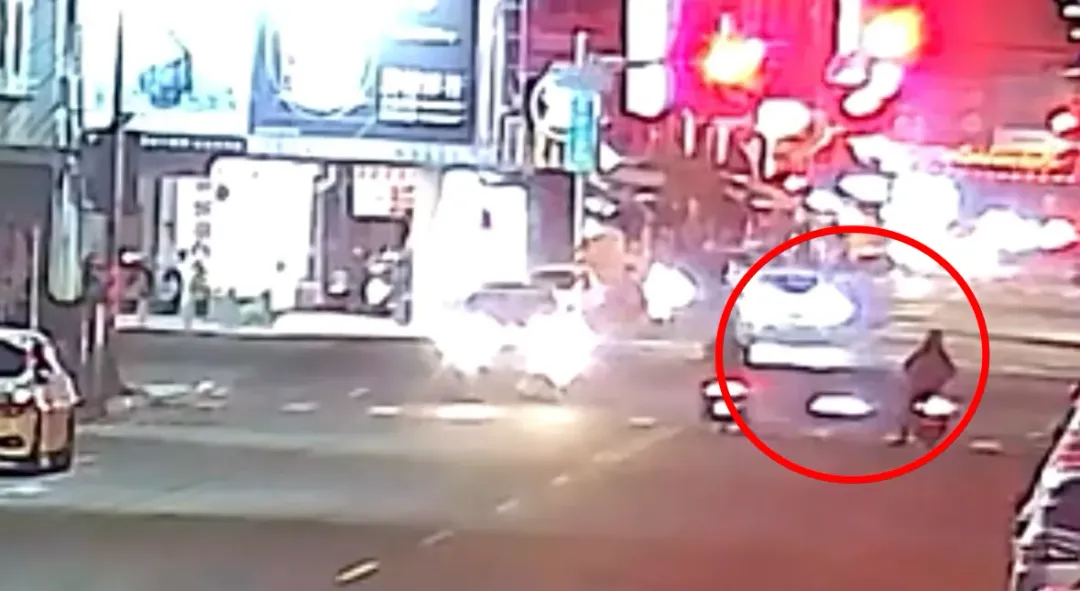 16歲少年無照騎車遭轉彎車擊落，摔車後滑行。 （圖／翻攝畫面）