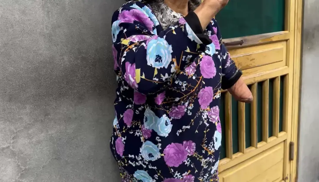 鄰居透露，當時有隱約看到李男躺在房內地板。