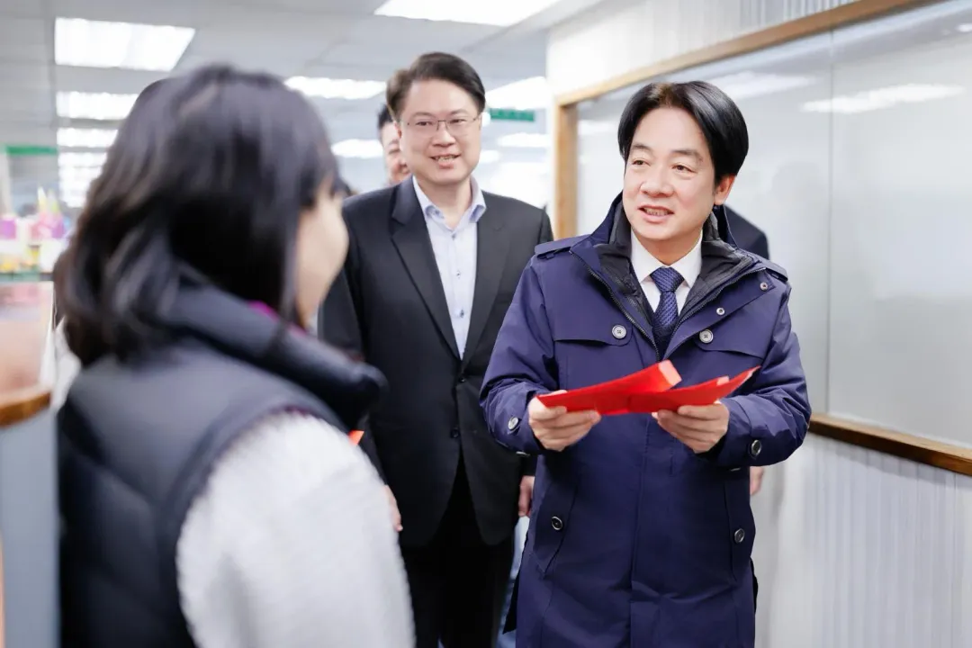 民進黨主席賴清德發紅包給黨工。（圖／民進黨提供）