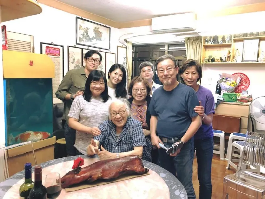 俞明叔96歲時，一家人與他合照。（圖／翻攝自俞明臉書）