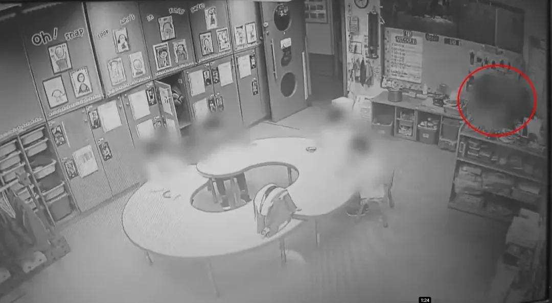 幼兒園老師手中拿著孩子的書包，突往教室外丟去。（圖／翻攝自　靠北天母幫Facebook ）