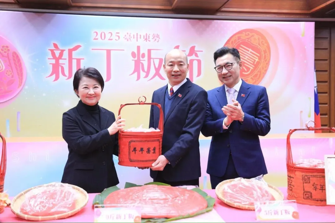 盧秀燕和韓國瑜、江啓臣合影。(圖/台中市府提供)