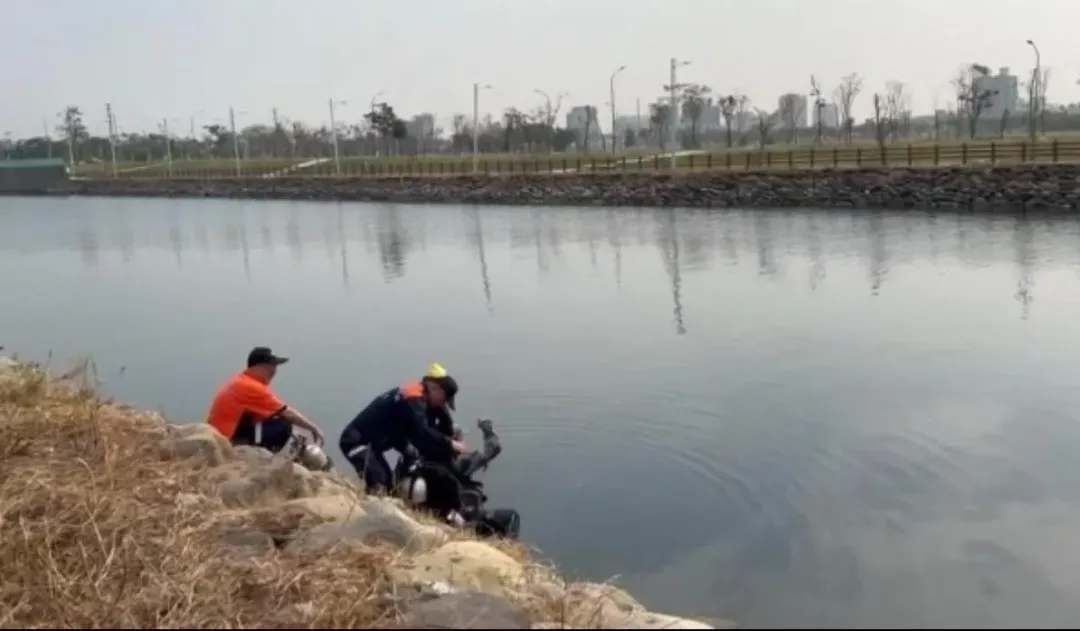 警方在前鎮區運河裡打撈出趙林姓婦人的屍塊。（圖／中天新聞）