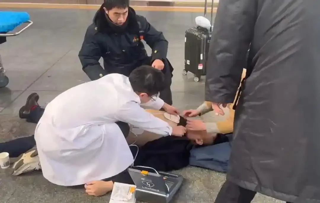 男子在車站暈倒，被救回竟稱要趕去上班，拒絕就醫。（圖／翻攝微博）