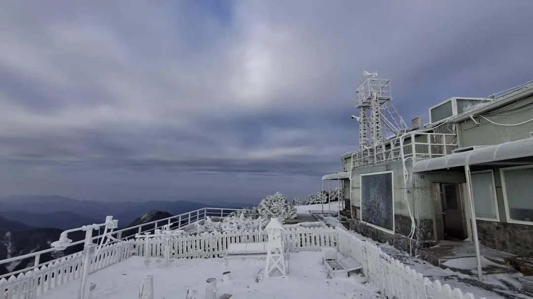 玉山主峰目前氣溫-2度C、氣溫低、水氣足，呈現冰雪覆蓋的景色。（圖/氣象署提供）
