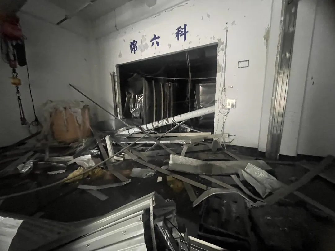 遠東纖維廠因道生油外洩爆炸下午檢警與工廠人員重返事發現場，釐清真相。（圖／中天新聞）