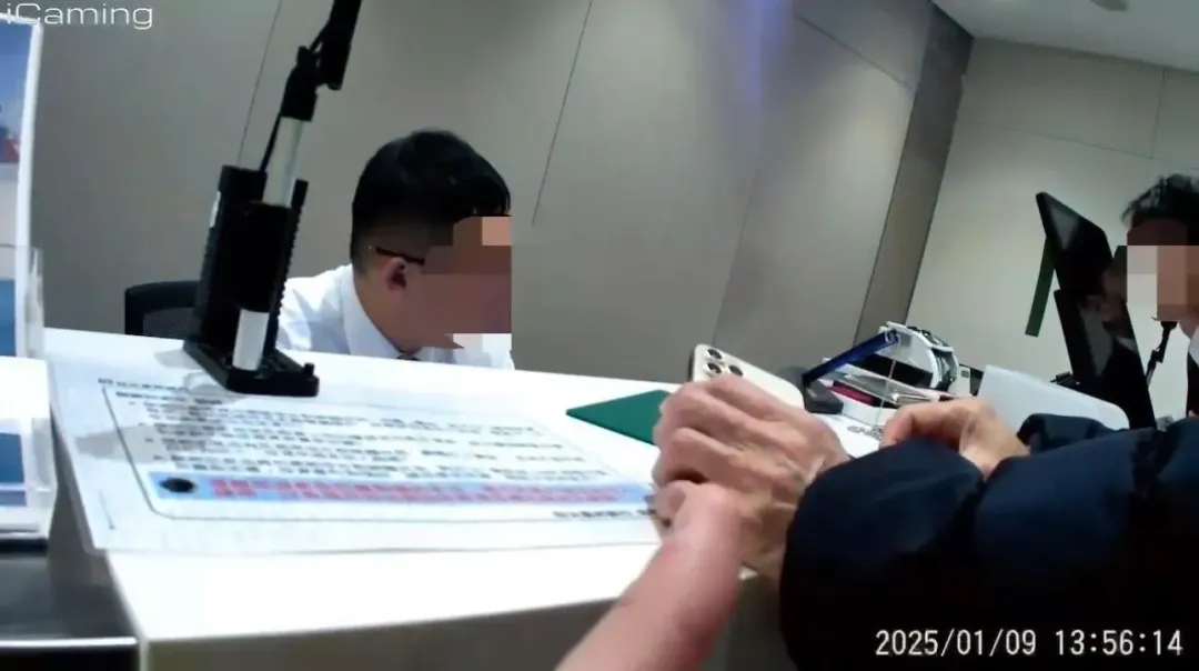 警方及時阻止老翁遭詐騙48萬元。(圖/翻攝畫面)