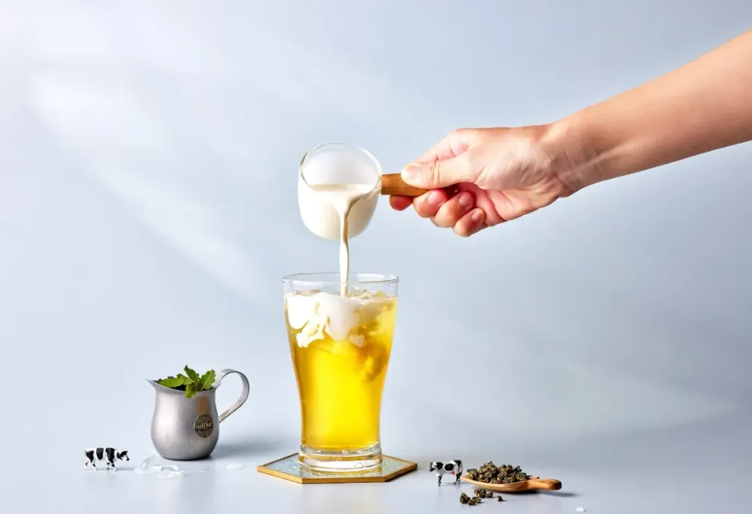 窨藏茉莉輕乳茶（65元），入嘴後茶香濃郁，餘韻茉莉花香悠長，再搭配經典清爽不油膩的奶香。（圖／1955阿義鳳梨冰提供）