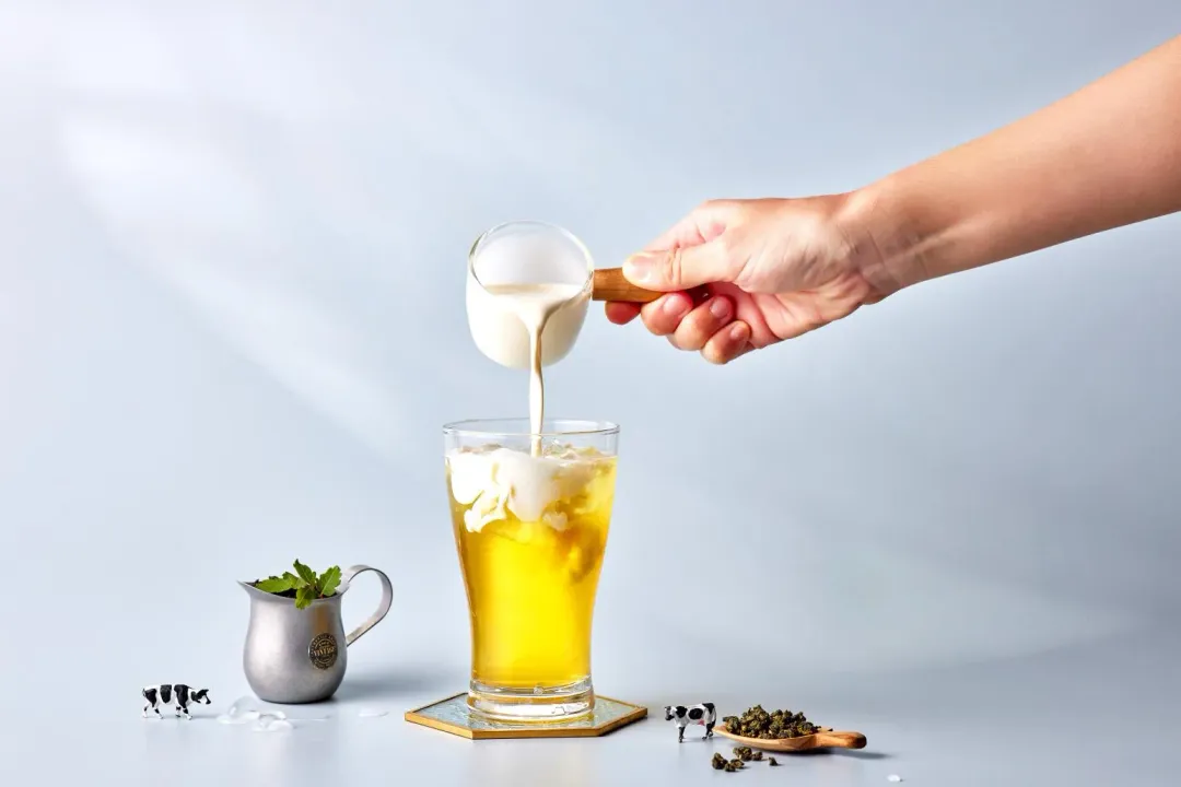 窨藏茉莉輕乳茶（65元），入嘴後茶香濃郁，餘韻茉莉花香悠長，再搭配經典清爽不油膩的奶香。（圖／1955阿義鳳梨冰提供）