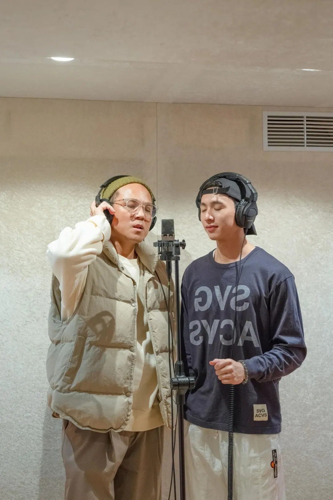 徐詣帆(左)、沈駿為電影《獵人兄弟》演唱宣傳曲〈害怕原諒〉，兩人意外都是來自都來自花蓮萬榮鄉的「鄰居」。（圖／高飛勝世國際娛樂 提供)