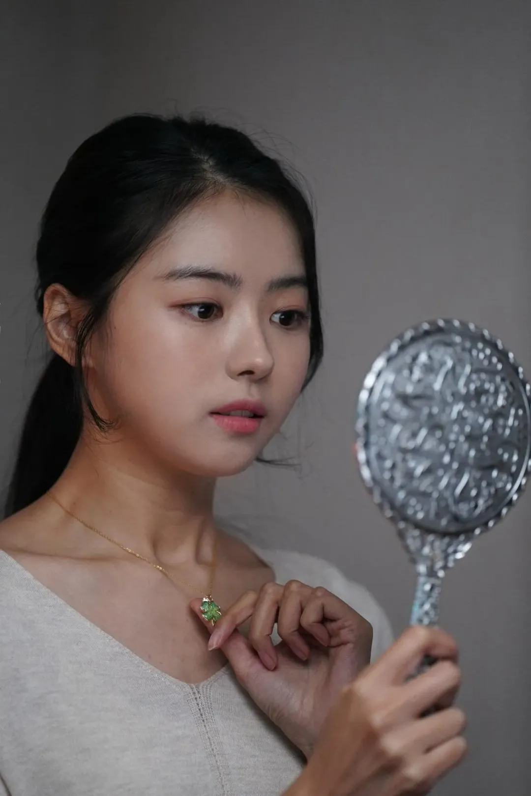 I.O.I成員林娜榮在本作中飾演住進偶像宿舍的歌手。(圖/車庫娛樂 提供)