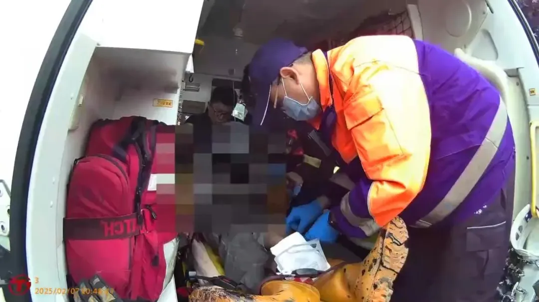 救護人員緊急將傷者送醫急救。（圖／翻攝畫面）