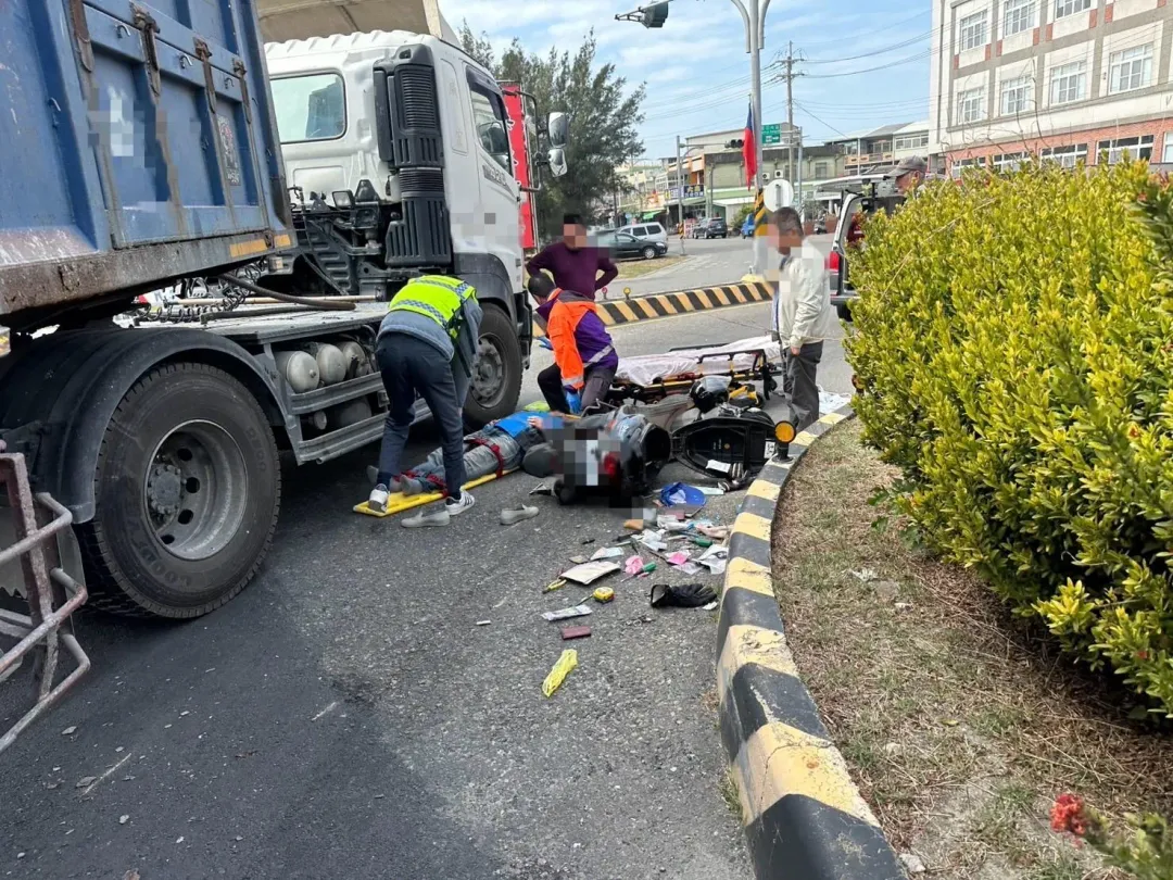 東石鄉台82線0.8K處與村里道路口昨（6）日中午12時許發生車禍。（圖／中天新聞）