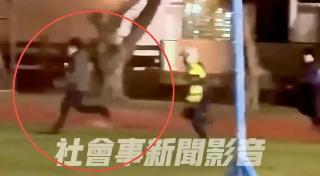 男子在校園裡暴走狂奔員警一路苦追。（圖／翻攝自社會事新聞影音）