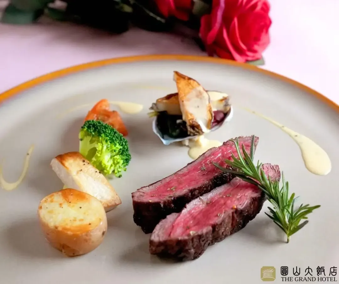 圓山飯店精心推出「老饕戀曲‧情人夜語」牛排館限定浪漫饗宴,以奢華精緻的義式料理,甜蜜慶祝專屬情人的美好時刻。(圖/圓山大飯店提供)