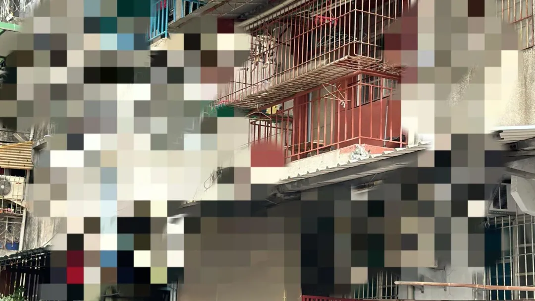 高雄黃嫌獨居在舊公寓二樓,警方在裡面搜出大量女性內褲。(圖/翻攝畫面)
