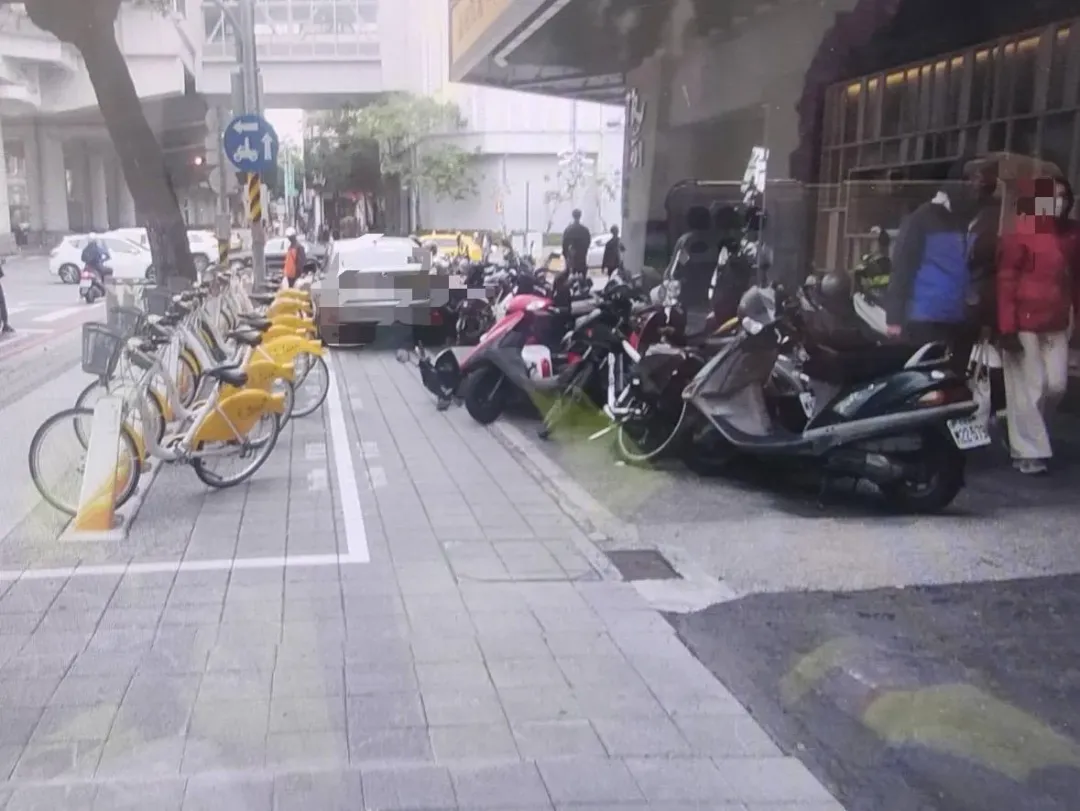 台中市一名女子8日酒後駕車疑誤踩油門,導致車輛暴衝人行道,殃及12輛機車、3輛自行車。(圖/翻攝畫面)