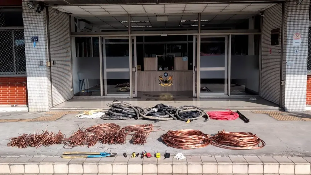 警方破獲盜竊台鐵電纜線集團4名成員,查獲電纜線205.41公斤裸銅、電纜線皮169公尺等贓物。(圖/翻攝畫面)