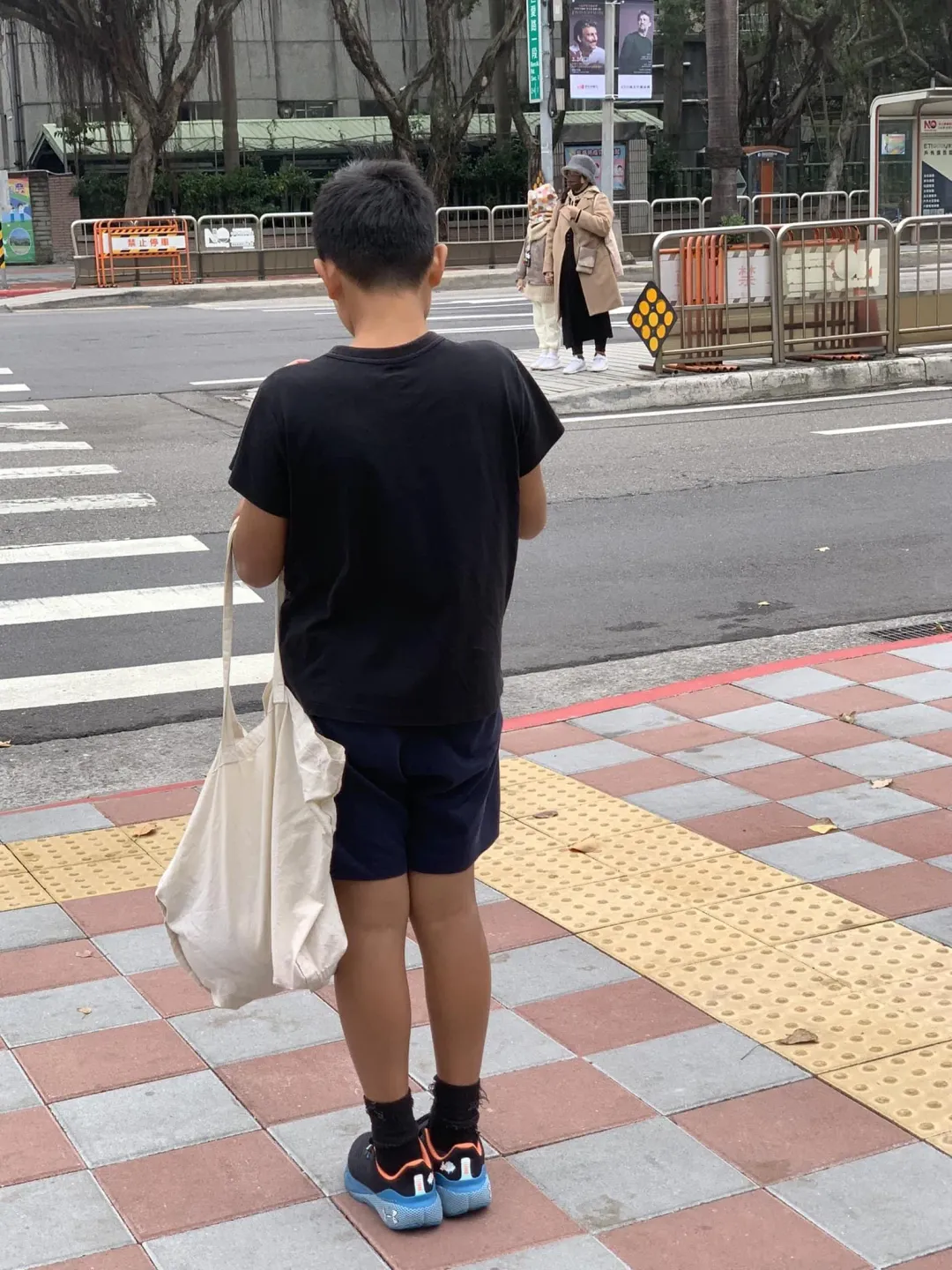 有網友注意到台北街頭有位男孩只穿著短袖T-shirt配短褲，但那時氣溫可能都不到10度。（圖／翻攝自Facebook@●【爆廢公社】●）