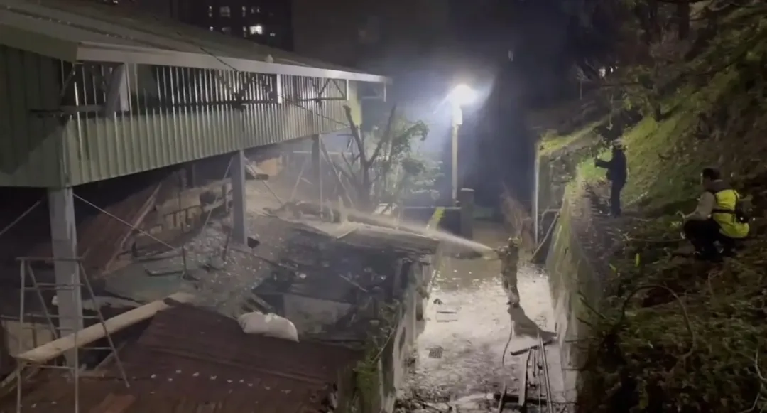基隆市義七路上一處日治時代興建的歷史建築「基隆中學校官舍」發生火警。（圖／中天新聞）