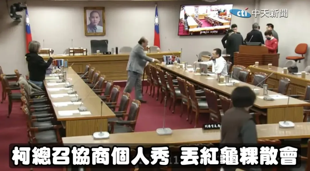 柯建銘在立院野協商散會後，怒丟紅龜粿到藍委羅智強面前。（圖／中天新聞）