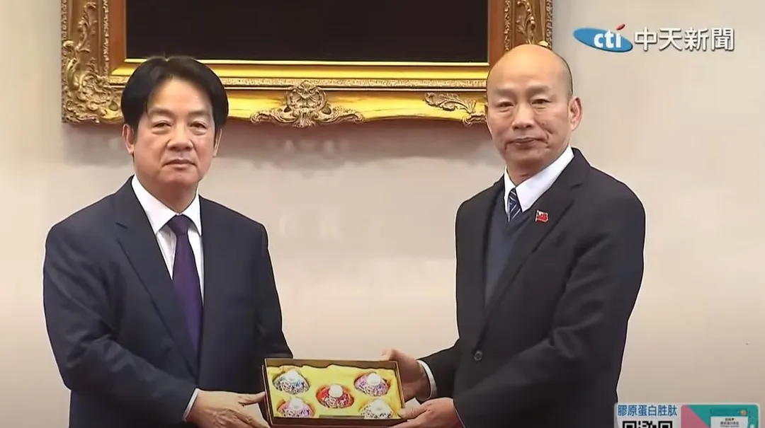 賴清德去年邀請五院院長進行國政會商時，致贈「花開富貴五福臨門」紅花響杯五入禮盒給立法院長韓國瑜。（圖／中天新聞）