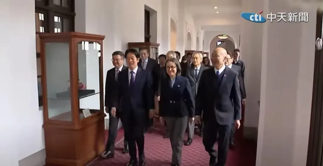 下午3點一到，賴清德即率領五院正副院長及代表一起進入會議室。（圖／中天新聞）